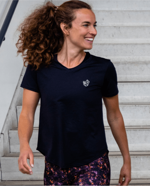 Lachende vrouw tijdens het sporten met een La Rocha T-shirt V-hals in het zwart