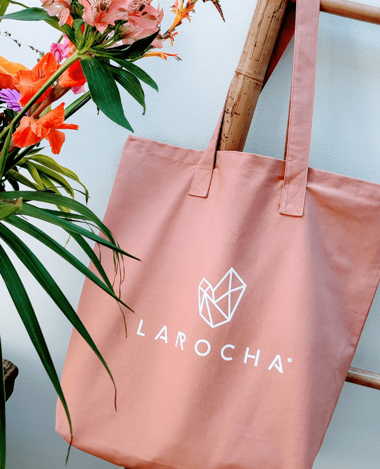 Een roze katoenen tas met La Rocha logo in het wit